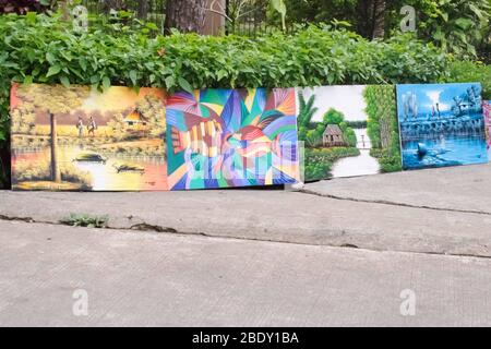 5 juin 2019 - Baguio City Philippines: Peintures d'un artiste local de Baguio City Philippines exposées sur le trottoir pour la vente au parc wright, B Banque D'Images