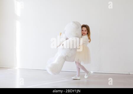 Belle petite fille avec toy grand ours polaire Banque D'Images