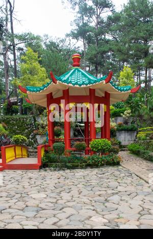 5 juin 2019 - La ville de Baguio aux Philippines : un pavillon chinois rouge traditionnel au jardin botanique de la ville de Baguio aux Philippines Banque D'Images