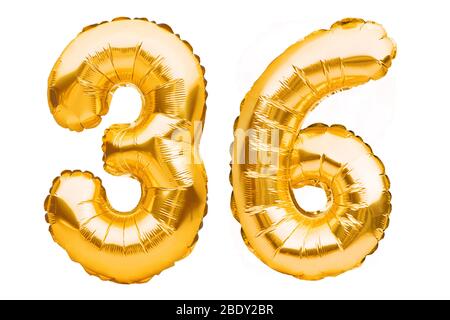 Numéro 36 trente six de ballons gonflables dorés isolés sur blanc. Ballons d'hélium, numéros de feuilles d'or. Décoration de fête, signe anniversaire pour Banque D'Images