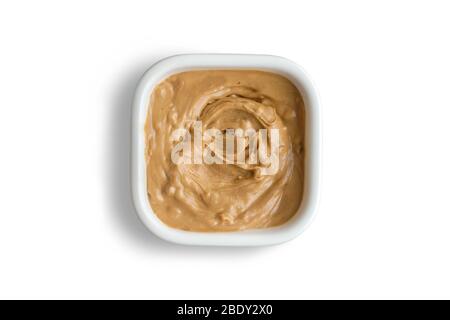 Bol de beurre d'arachide avec beurre de noix crémeux isolé sur fond blanc avec espace pour le texte Banque D'Images