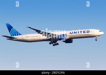 Francfort, Allemagne – 7 avril 2020 : avion Boeing 777-300 ER de United Airlines à l'aéroport de Francfort (FRA) en Allemagne. Boeing est un avion américain ma Banque D'Images