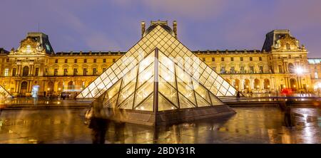 Vue nocturne du célèbre musée du Louvre avec la Pyramide du Louvre, Paris. Banque D'Images
