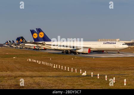 Francfort, Allemagne – 7 avril 2020 : avions Lufthansa stockés pendant Coronavirus Corona virus COVID-19 à l'aéroport de Francfort (FRA) en Allemagne. Banque D'Images