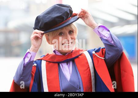 Dame Barbara Windsor est titulaire d'un doctorat honorifique de l'Université de l'est de Londres pour sa contribution aux arts Banque D'Images