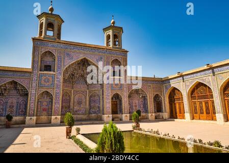 Mosquée Nasir-ol-molk ou Mosquée rose à Shiraz, Iran Banque D'Images