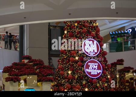 Le 28 novembre 2019 à Baguio City PHILIPPINES : immense arbre de Noël à l'intérieur du SM Mall de Baguio. Banque D'Images