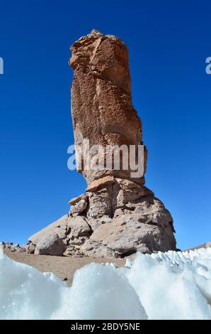 Vue sur Monjes de la Pacana dans la réserve nationale de Los Flamencos. Les Andes, Chili Banque D'Images