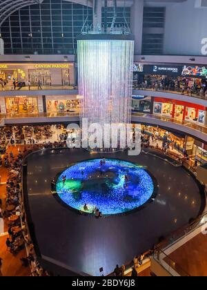 23 AVRIL 2019-SINGAPOUR, SINGAPOUR : chandelier géant au centre commercial marina Bay LINK, singapour. Il est immense et couvre de nombreux étages. Abstat d'un très l Banque D'Images