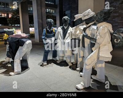 2 AVRIL 2019-SINGAPOUR, SINGAPOUR : sculpture en trois dimensions de personnes animées le long des rues de Singapour. Banque D'Images