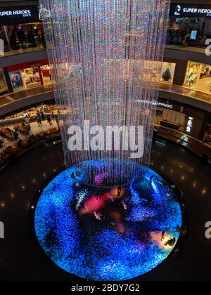 23 AVRIL 2019-SINGAPOUR, SINGAPOUR : chandelier géant au centre commercial marina Bay LINK, singapour. Il est immense et couvre de nombreux étages. Abstat d'un très l Banque D'Images