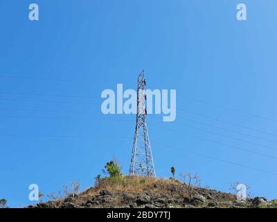 Tour de transmission construite sur une montagne rocheuse Banque D'Images