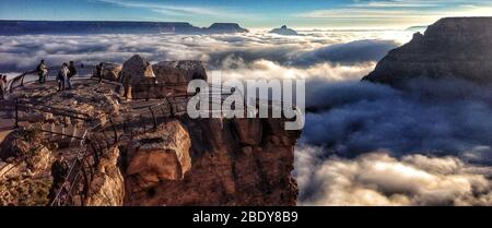 Une inversion totale rare du nuage a été observée le 29 novembre 2013 par les visiteurs du parc national du Grand Canyon. Cette vue est depuis Mather point sur la rive sud. Les inversions de nuages sont formées par l'interaction de masses d'air chaud et froid. Banque D'Images