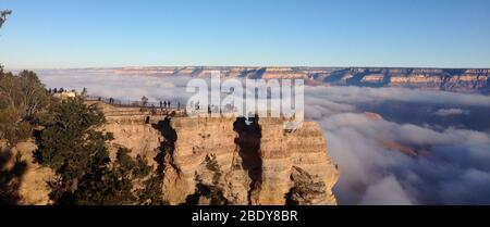 Une inversion totale rare du nuage a été observée le 29 novembre 2013 par les visiteurs du parc national du Grand Canyon. Cette vue est depuis Mather point sur la rive sud. Les inversions de nuages sont formées par l'interaction de masses d'air chaud et froid. Banque D'Images