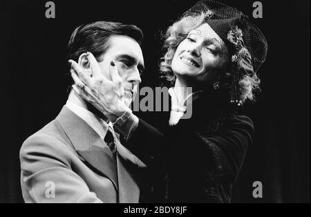 Denis Lawson (Joey), Sian Phillips (Vera) dans PAL JOEY au Albery Theatre, Londres en 1980 musique: Richard Rodgers paroles: Lorenz Hart livre: John O'Hara set design: Mick Bearwish costumes: Antony McDonald & Iona McLeish éclairage: George Tarbuck réalisateur: Robert Walker Banque D'Images