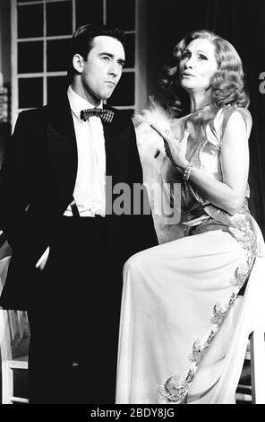 Denis Lawson (Joey), Sian Phillips (Vera) en PAL JOEY au Half Moon Theatre, Londres en 1980 musique: Richard Rodgers paroles: Lorenz Hart livre: John O'Hara set design: Mick Bearwish costumes: Antony McDonald & Iona McLeish éclairage: George Tarbuck réalisateur: Robert Walker Banque D'Images