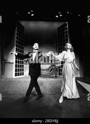 Denis Lawson (Joey), Sian Phillips (Vera) en PAL JOEY au Half Moon Theatre, Londres en 1980 musique: Richard Rodgers paroles: Lorenz Hart livre: John O'Hara set design: Mick Bearwish costumes: Antony McDonald & Iona McLeish éclairage: George Tarbuck réalisateur: Robert Walker Banque D'Images