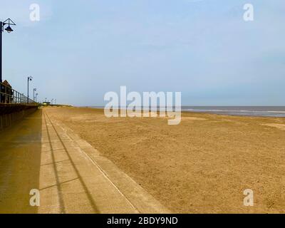 Mablethorpe, Lincolnshire, Royaume-Uni. 10 avril 2020. Le bord de mer déserté, South Beach à Mablethorpe, habituellement plein de fidèles du soleil un vendredi Saint. Crédit: Tim Ring/Alay Live News Banque D'Images