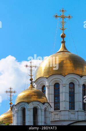Les croix et les dômes d'or d'un temple orthodoxe contre le ciel bleu Banque D'Images