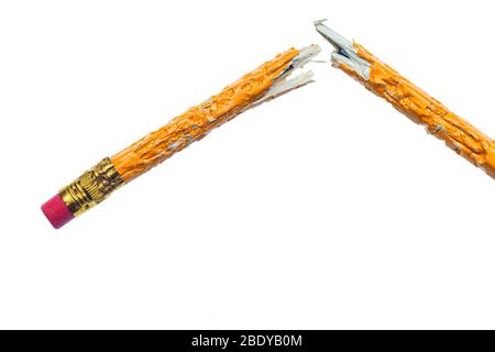 Photo horizontale d'un crayon mâillé et cassé sur fond blanc. Espace de copie. Banque D'Images