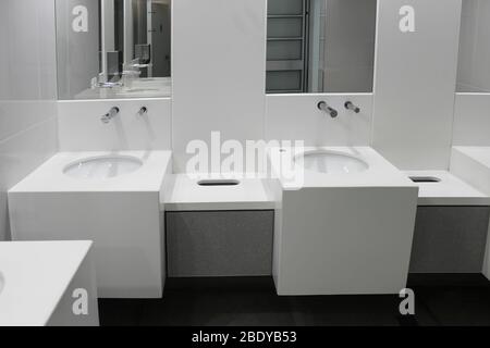 Intérieur dans une chambre avec lavabo dans les toilettes publiques Banque D'Images