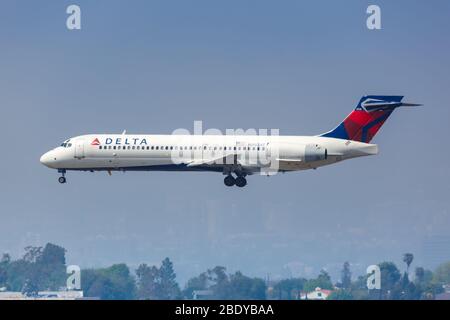 Los Angeles, Californie – 14 avril 2019 : avion Boeing 717-200 Delta Air Lines à l'aéroport international de Los Angeles (LAX) en Californie. Boeing l'est Banque D'Images