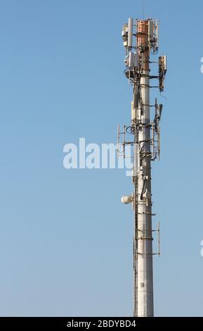 Technologie sur le dessus de la télécommunication GSM. Mât pour signal de téléphone mobile. Tour avec antennes de communication cellulaire sur le fond de b Banque D'Images