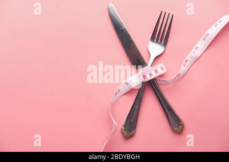 fourche, couteau et ruban de mesure. Concept de régime alimentaire Banque D'Images