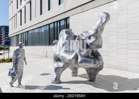 'Reflektor', sculpture de l'artiste Kirsten Ortwed (2019), située à l'extérieur du nouveau Rigshospial, Copenhague, Danemark Banque D'Images