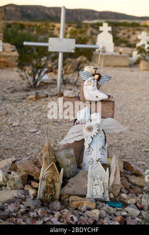 Cette tombe présente des anges dans le cimetière Terlingua de l'ouest du Texas, où les tombes sont marquées par des embellissements faits à la main. Banque D'Images