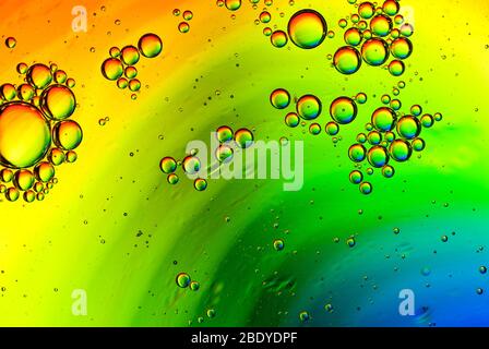 fond multicolore abstrait fait de bulles d'huile sur l'eau Banque D'Images