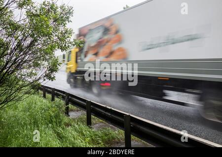 Camion de livraison Morrisons, camion sous forte pluie sur la chaussée A 19, nord-est de l'Angleterre. ROYAUME-UNI Banque D'Images