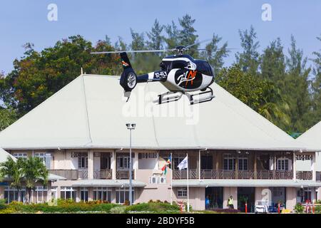 Praslin, Seychelles – 7 février 2020 : hélicoptère Zil Air Airbus   à l'aéroport de Praslin (PRI) aux Seychelles. Banque D'Images