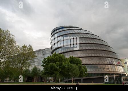 River Thames Modern Architecture Glass Helmet Round Sphere GLA City Hall, More London Riverside, London SE1 2AA par Foster & Partners Banque D'Images