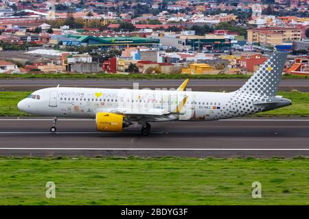 Tenerife, Espagne – 25 novembre 2019 : avion Vueling Airbus 320-néo à l'aéroport de Tenerife Nord (TFN) en Espagne. Airbus est une manufacture européenne d'avions Banque D'Images