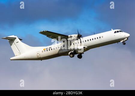 Tenerife, Espagne – 25 novembre 2019 : avion Swiftair ATR 72-500 à l'aéroport de Tenerife Nord (TFN) en Espagne. Banque D'Images