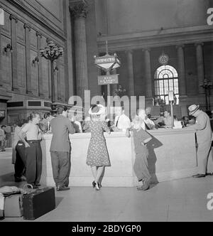 New York, Penn Station, Info Booth, 1942 Banque D'Images