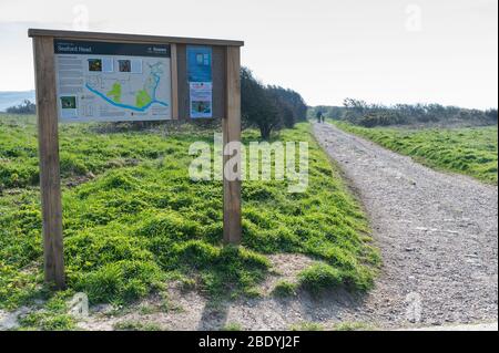 Marchez jusqu'aux plages de Hope Gap et de Cuckmere Haven avec un accès plus loin à Beachy Head entre Seaford et Eastbourne, East Sussex, Royaume-Uni, point de mire sélectif. Seaford Angleterre - 26 mars 2020 Banque D'Images