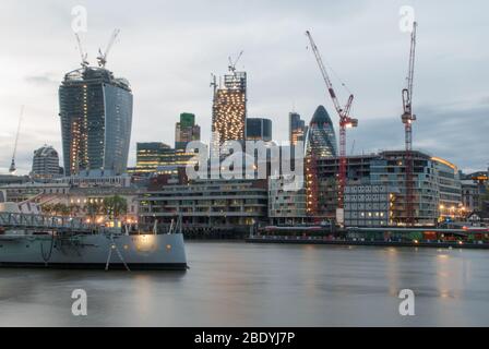 Gherkin NatWest Tower Cheesegrater Walkie Talkie en construction bâtiments dans la ville de Londres Skyline de nuit Dark City de Londres, EC2N Banque D'Images