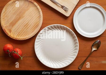 Plat de trois plaques sur une scène méditerranéenne Banque D'Images