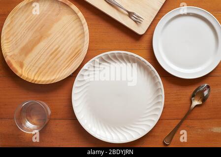 Plat composé de trois assiettes et de quelques couverts Banque D'Images