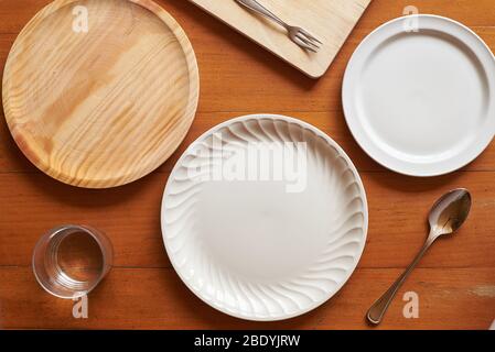 Plat composé de trois assiettes et de quelques couverts Banque D'Images