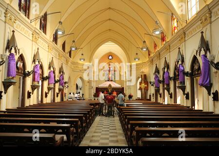 31 mars 2020, Colombo, Sri Lanka : Église déserte de tous les Saints lors d'une diffusion en direct de la masse de service du vendredi Saint à l'église presque déserte de tous les Saints pendant un couvre-feu à l'échelle de l'île en raison de la crise du virus Corona. .vendredi Saint les chrétiens du monde entier commémorent la crucifixion de Jésus. (Image crédit : © Harshana Johanas/SOPA Images via ZUMA Wire) Banque D'Images