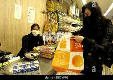 Dans le supermarché, le client et le caissier ont tous deux équipé d'un masque de protection en raison du risque de contagion, Barcelone. Espagne. Banque D'Images