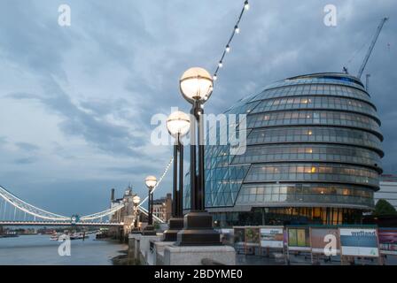 River Thames Modern Architecture Glass Helmet Round Sphere GLA City Hall, More London Riverside, London SE1 2AA par Foster & Partners Banque D'Images