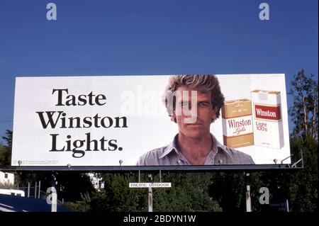 Panneaux publicitaires faisant la promotion de cigarettes Winston avec un modèle masculin attrayant non vu fumer à Los Angeles, CA. Banque D'Images