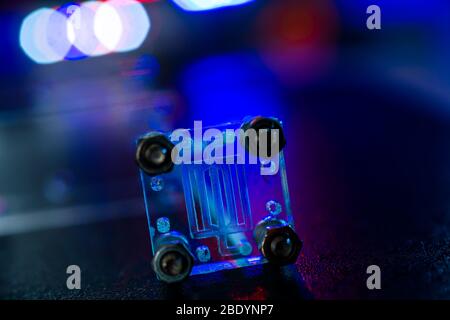 Dispositif microfluidique Instrument qui utilise des micro-quantités de fluide sur une puce de faire certaines analyses de laboratoire. Banque D'Images