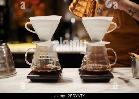 Barista au travail, préparant du café spécial au café de la troisième vague Banque D'Images