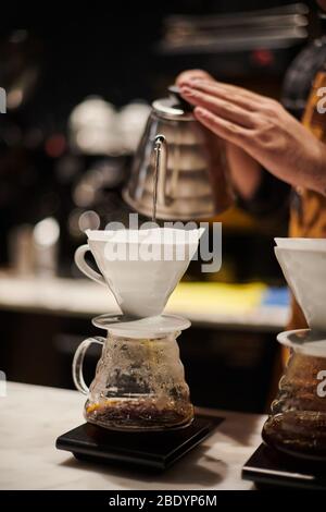 Barista au travail, préparant du café spécial au café de la troisième vague Banque D'Images