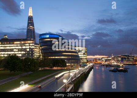 Soirées nocturnes illuminées Riverside plus Londres place, Riverside, Londres,   2 AF par Foster & Partners Arup Banque D'Images